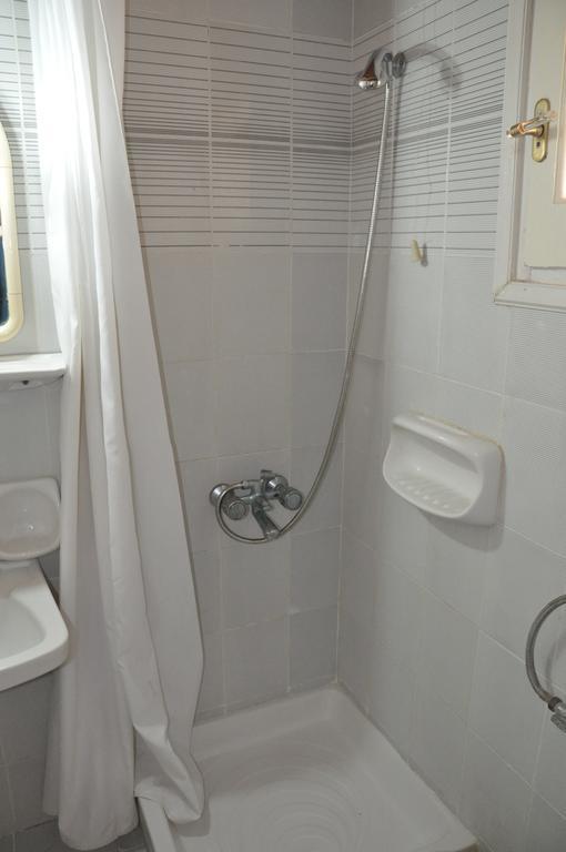 Koskinas Apartments Acharavi  Bilik gambar